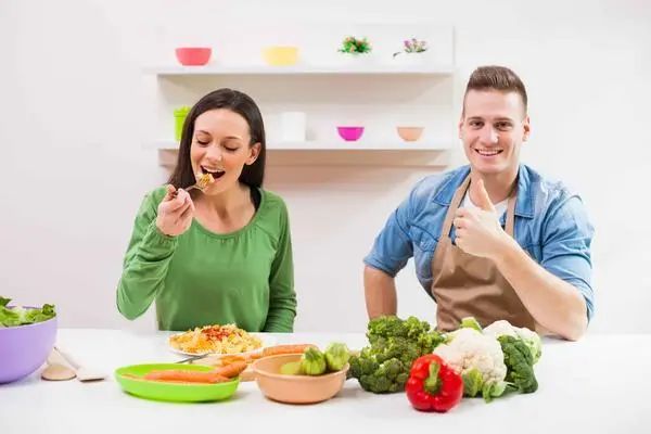 习惯不好胃癌来扰，做到“饮食3坚持，晚上2不要”，癌症绕道走