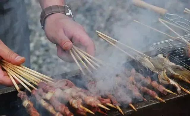 胃癌，越来越多，这4种食物吃太多，胃承受不了，少往嘴里塞