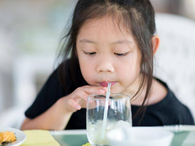 小孩吃饭的时候老是喜欢喝水，老人说对肠胃不好是真的吗？