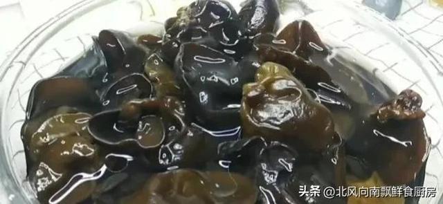 木耳搭配这食材，解春燥清肠胃，润肺排毒，营养足，现在吃正合适