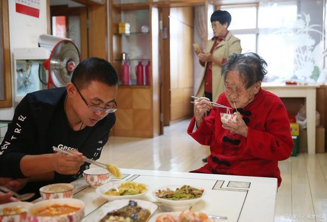 胃中感染幽门螺杆菌，摒弃2种习惯，学会调理肠胃，远离胃部疾病