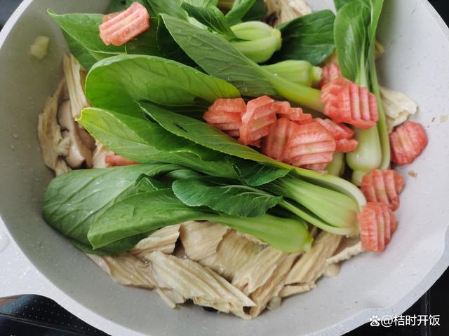 轻食菜推荐鲜味好吃的蚝油鲜蔬焖腐竹，饱腹感强，排毒护肠胃！