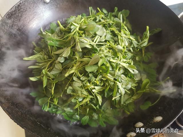 它是“天然钙片”比白蒿荠菜都好，清肠胃补钙质，蒸一蒸真香！